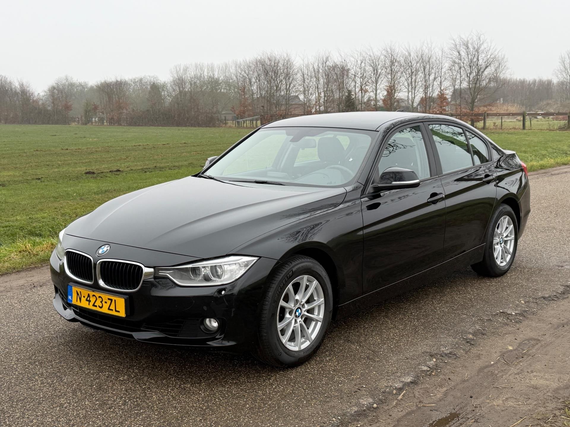 BMW 3-serie 320i xDrive Executive APK 04-2027, Auto's, BMW, Euro 5, Gebruikt, Zwart, 4 cilinders