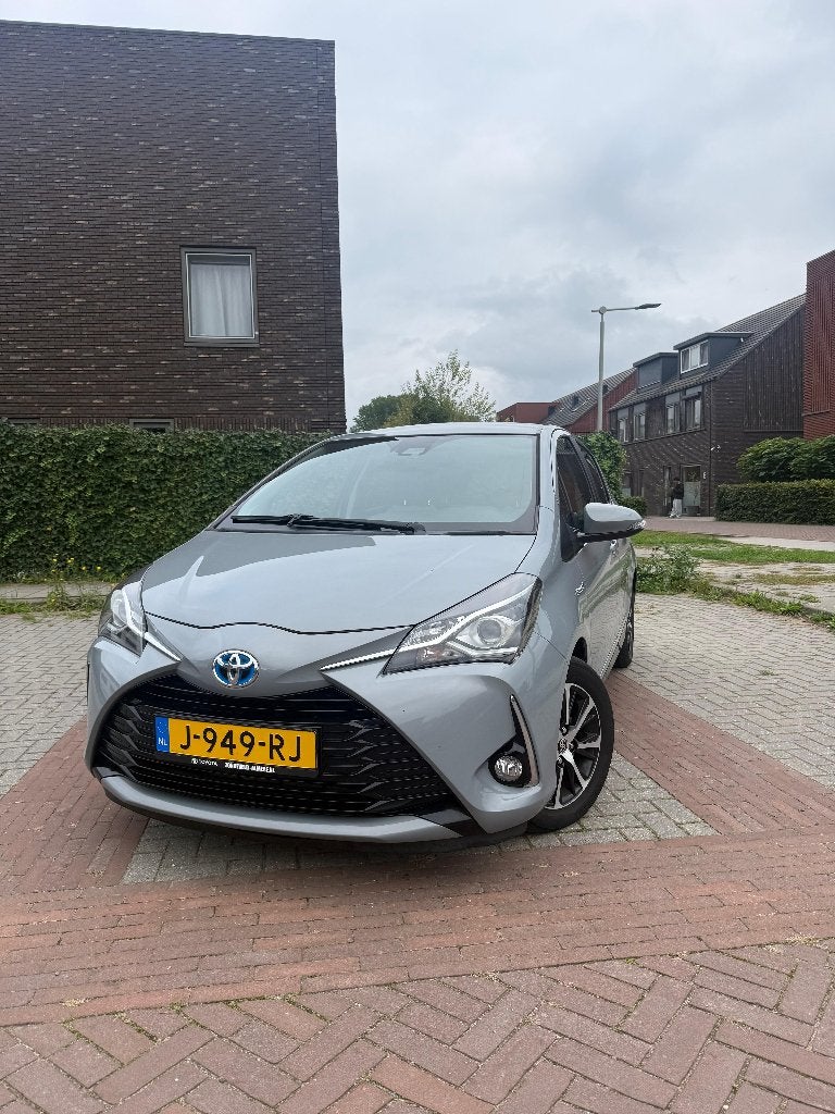 Toyota Yaris 1.5 Hybrid 100pk 5D CVT 2019 Grijs, Auto's, Dealer onderhouden, 40 €/maand, Euro 6, 4 cilinders
