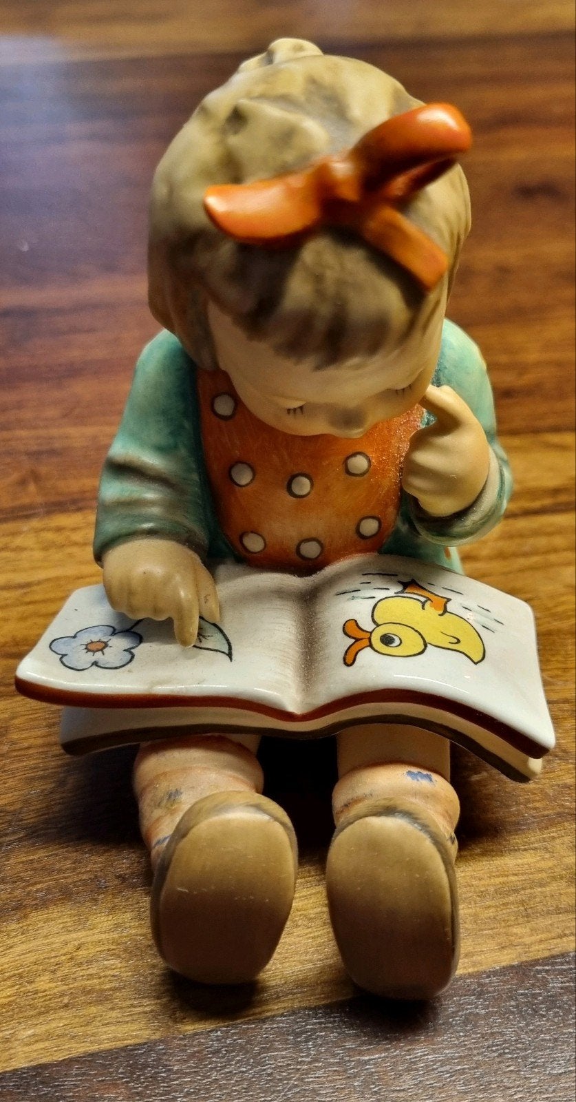 Hummel Beeldje 'Boekenwurm' - Meisje leest boek, Ophalen of Verzenden, Zo goed als nieuw, Hummel