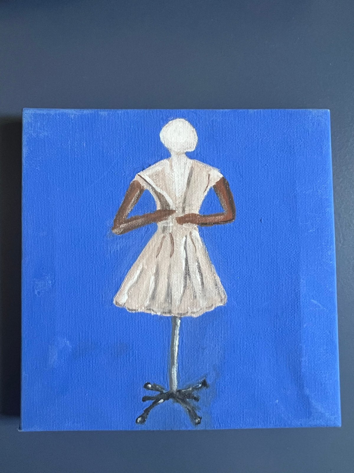 Schilderij: Paspop met jurk op blauwe achtergrond, Acrylverf, Doek, Realistisch, Ophalen of Verzenden