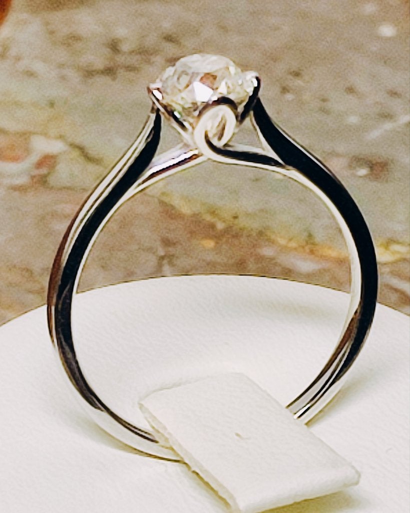 Solitaire ring met diamant 0,77kt, Certificaat ALGT, Ophalen of Verzenden, Met edelsteen, Dame, Goud