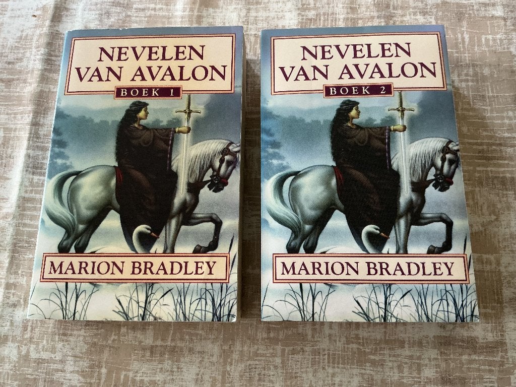 Marion Bradley: Nevelen van Avalon, Ophalen of Verzenden, Gelezen
