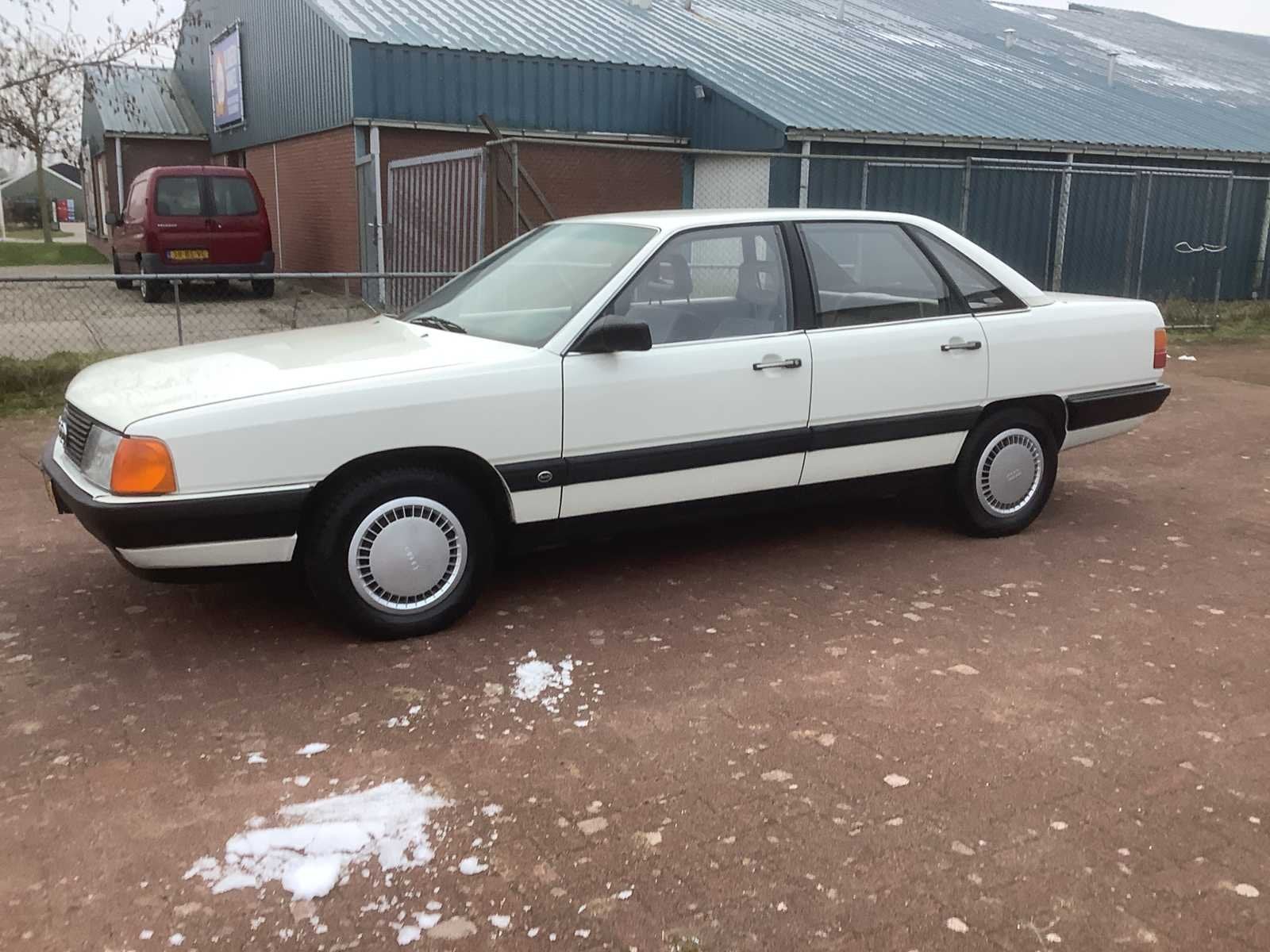 1986 Audi 100 1.8 Oldtimer, Auto's, Oldtimers, Automaat, Overige brandstoffen, Wit, Bedrijf