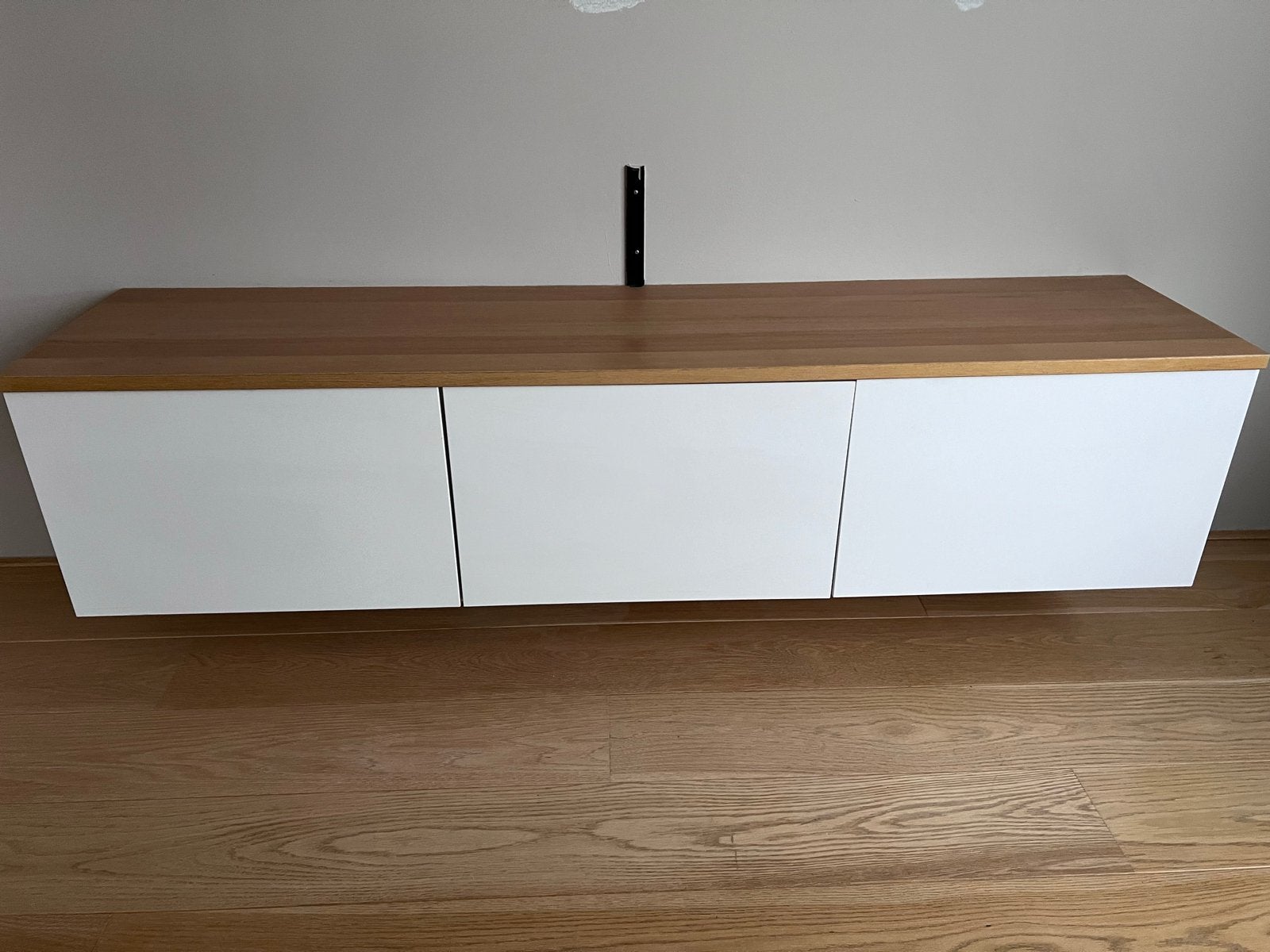 Zwevend TV-meubel met 3 deuren, wit en eikenhout, Ophalen, 150 tot 200 cm, Eikenhout, Zo goed als nieuw