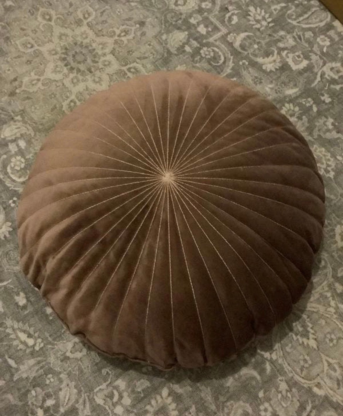 Roze rond fluwelen kussen, Ophalen of Verzenden, Zo goed als nieuw