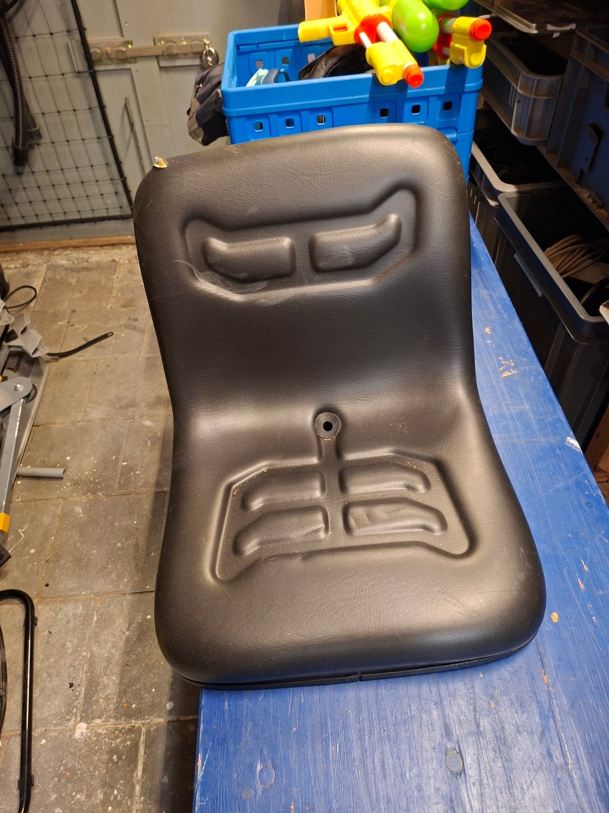 Zwart kunststof zitje voor zitmaaier of tractor, Ophalen