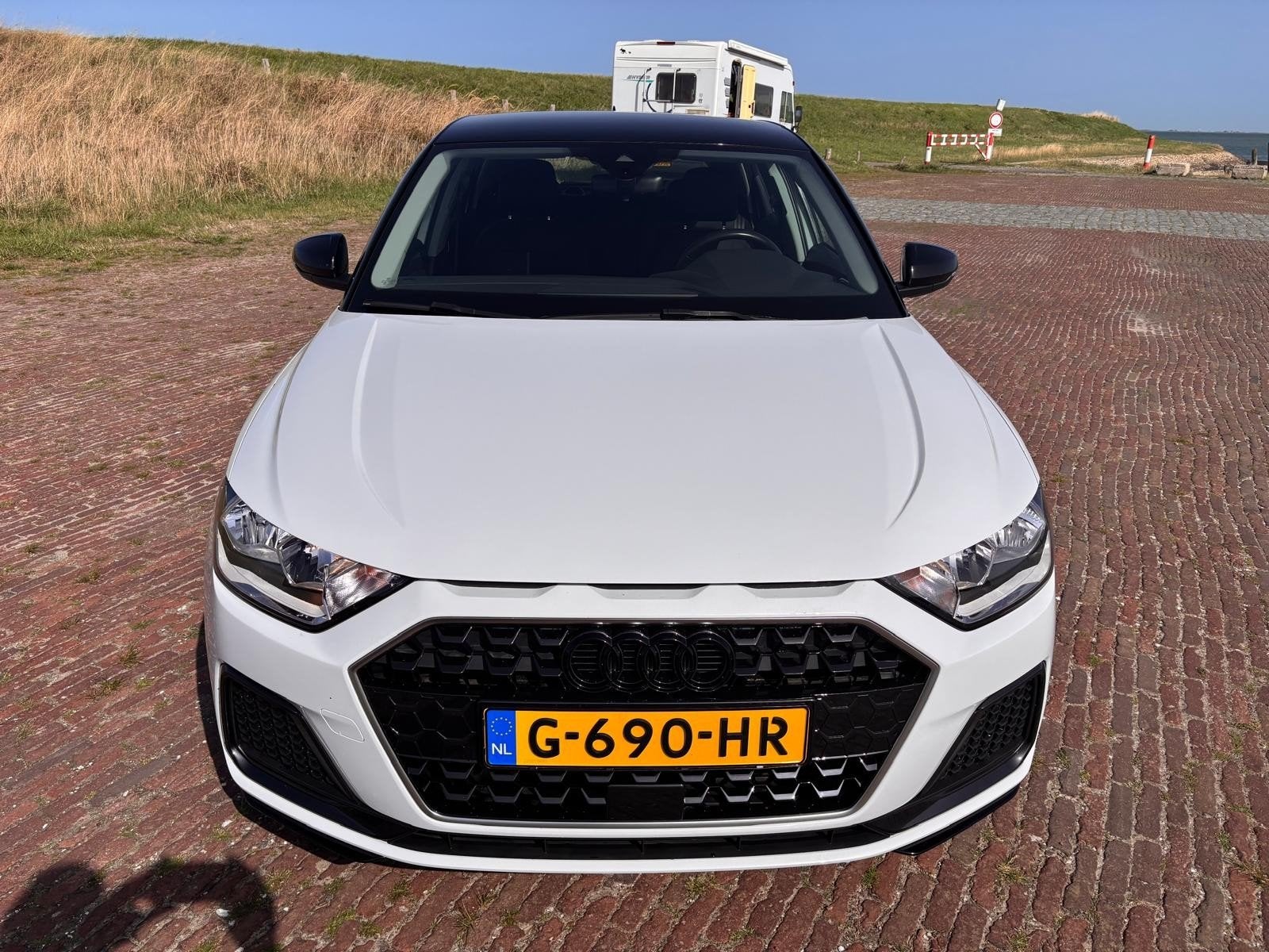 Audi A1 25 Tfsi 95pk 2019 Wit, Auto's, Voorwielaandrijving, Stof, A1, Zwart