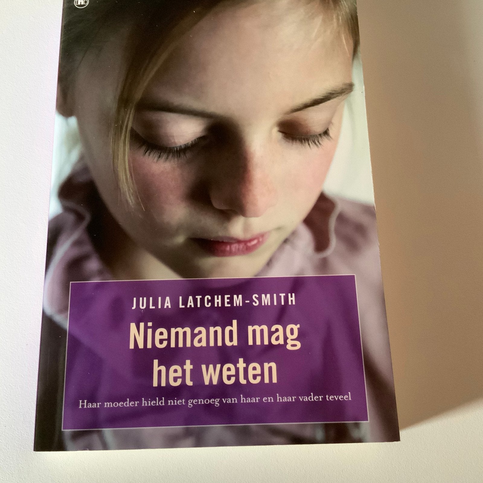 Nieuwstaat.Niemand mag het weten van Julia Latchem - Smit., Ophalen of Verzenden, Zo goed als nieuw