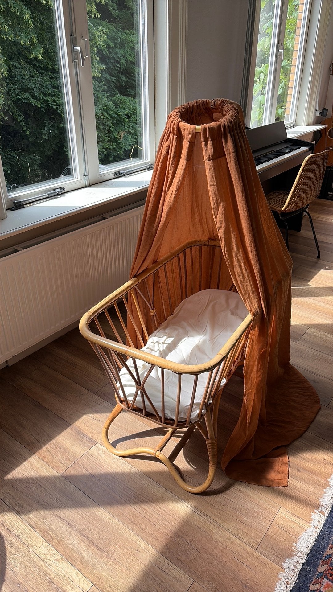 Vintage rotan babywieg met klamboe, Kinderen en Baby's, Ophalen, Zo goed als nieuw, Wieg