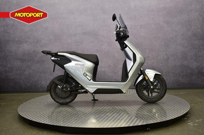 Honda EM 1 e (bj 2025), Scooter, Honda Motor Europe, Bedrijf, Crystal Bldng B-Unit B11.2 Rivium Blv200
2909 LK  Capelle aan den IJsel, NL