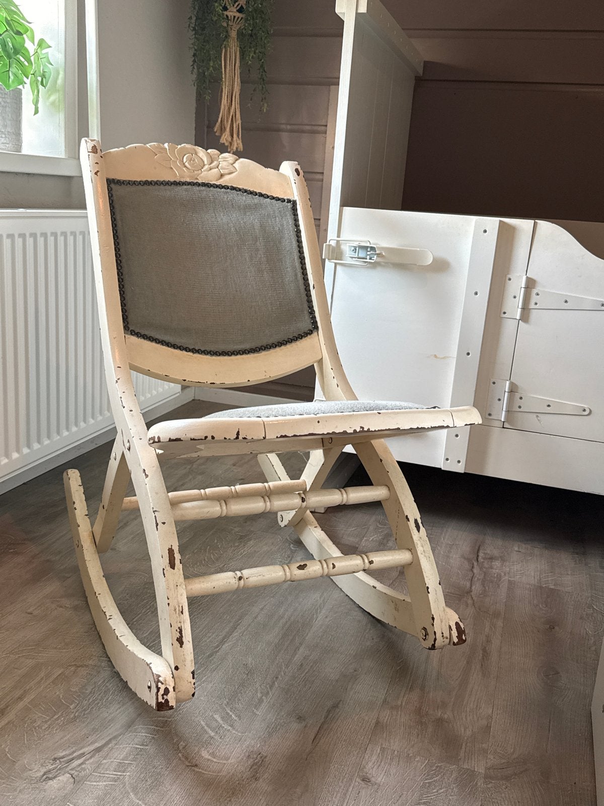 Antieke houten schommelstoel met roosdecoratie, Antiek en Kunst, Antiek | Meubels | Stoelen en Banken, Ophalen