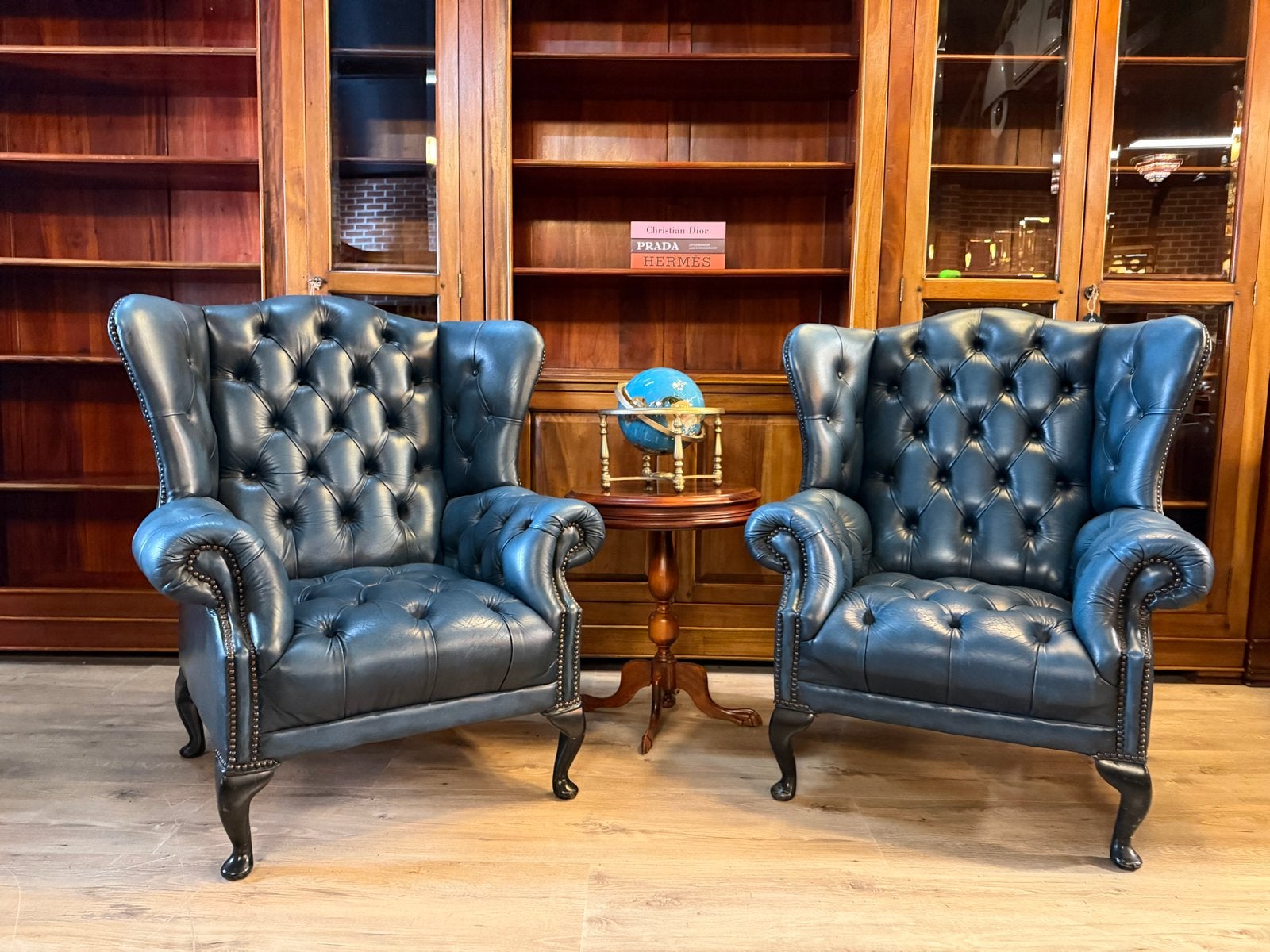 Set van 2 gecapitonneerde Chesterfield oorfauteuils, Huis en Inrichting, Ophalen, Gebruikt, Chesterfield junkie, Goesem engelsstraat 7