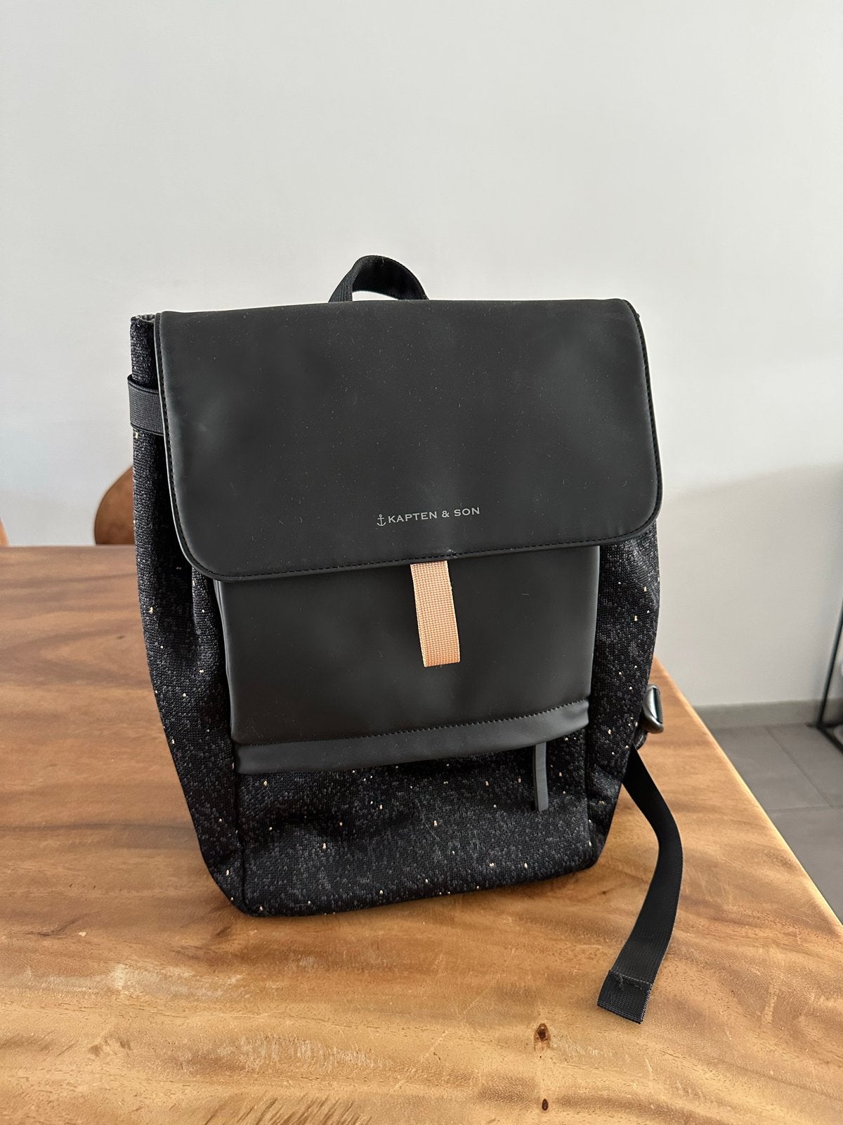 Kapten & Son rugzak - Zwart met spikkels, Sieraden, Tassen en Uiterlijk, Tassen | Rugtassen, Gebruikt, 25 tot 40 cm, 30 tot 45 cm
