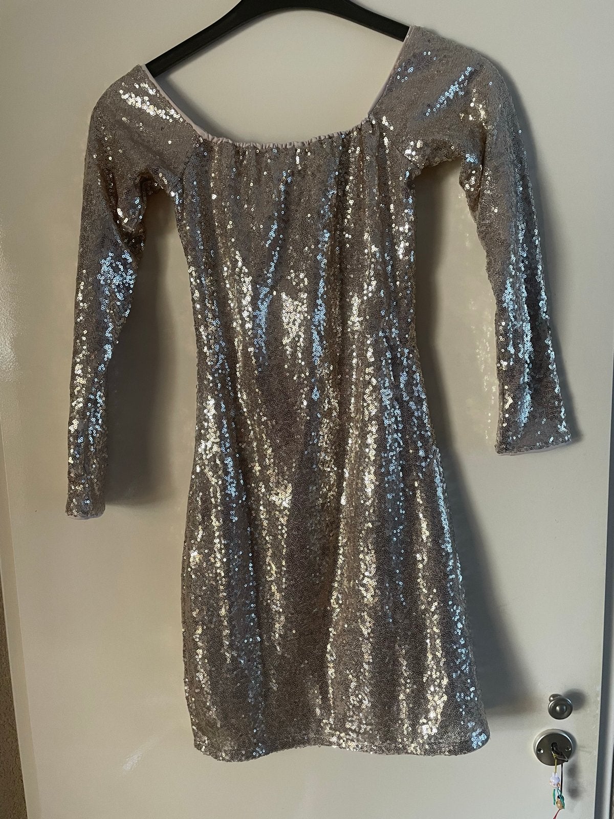 H&M Offshoulder jurkje met gouden pailletten, maat M, Ophalen of Verzenden, Gedragen, Maat 38/40 (M), Goud