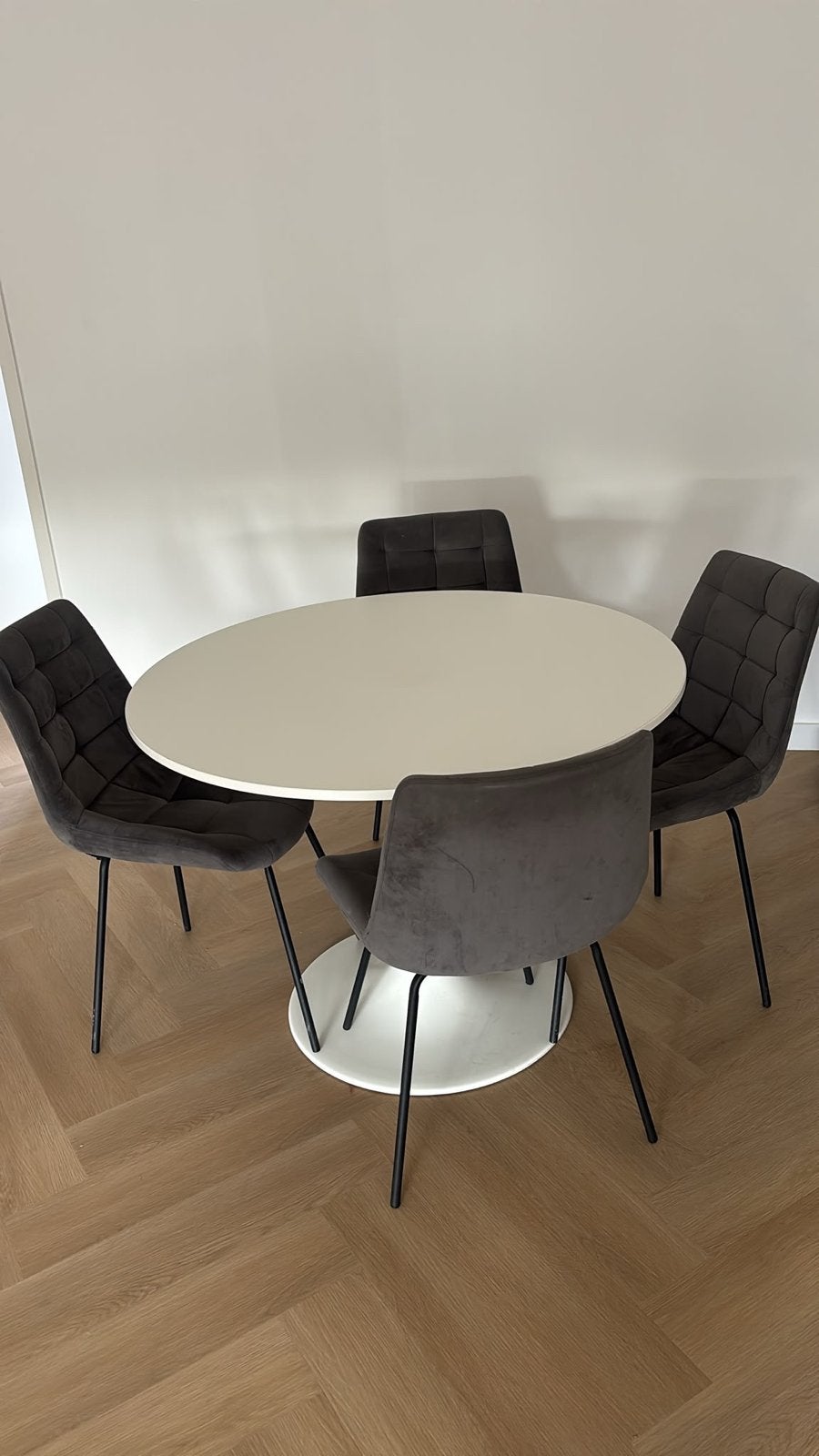 Moderne ronde eettafel met 4 stoelen te koop, 100 tot 150 cm, Rond, Ophalen of Verzenden, Zo goed als nieuw