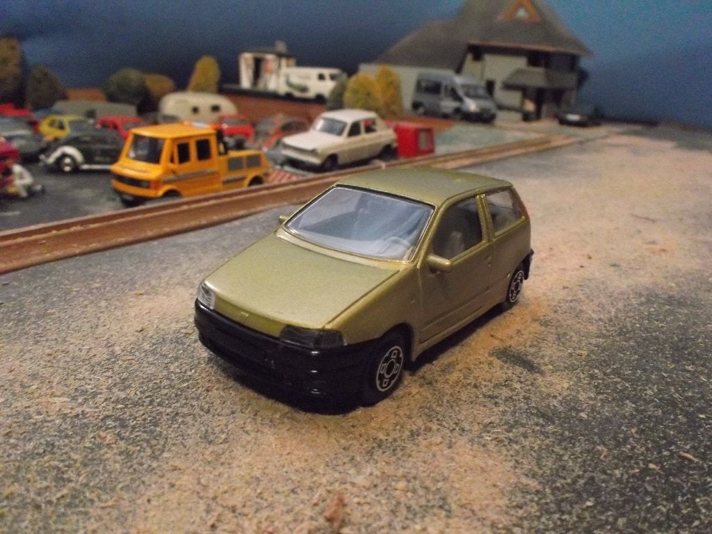 1:43 Fiat Punto - Bburago goudmetallic, Ophalen of Verzenden, Zo goed als nieuw, Auto, Overige merken