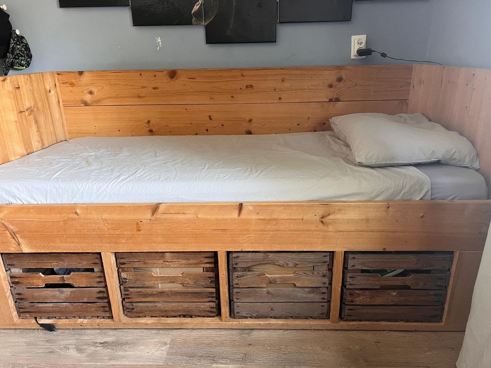 Uniek eenpersoonsbed,van steigerhout, Huis en Inrichting, Slaapkamer | Bedden, Ophalen, Eenpersoons, Steigerhout, 90 cm