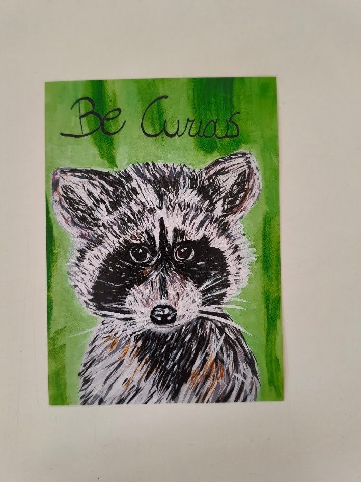 Kunst fotokaart wasbeer ‘’be curious’’, Verzamelen, Ansichtkaarten | Dieren, Ophalen of Verzenden, 1980 tot heden, Ongelopen, Overige soorten