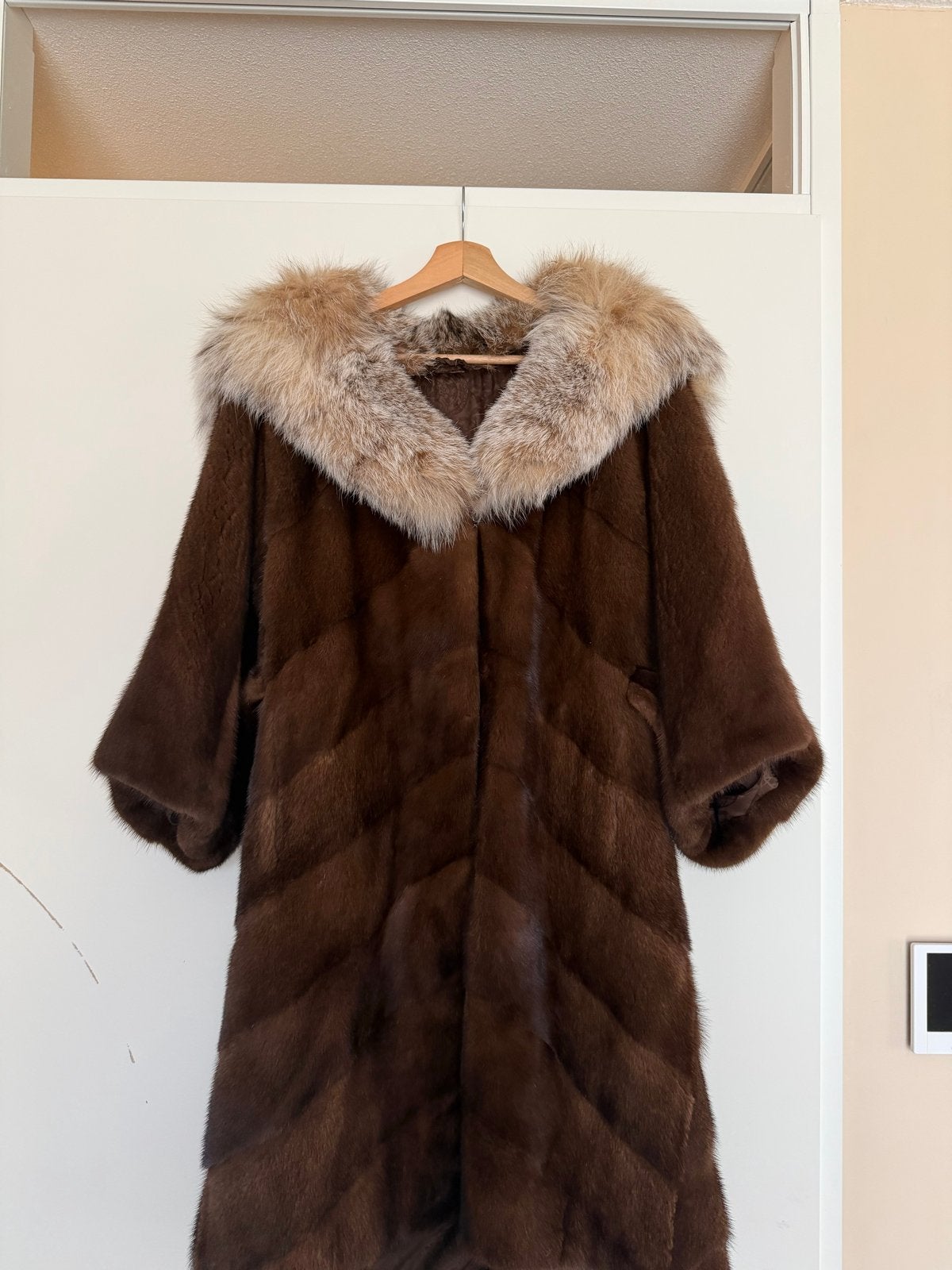 Luxe nertsen bontjas met vossenbont kraag, Ophalen of Verzenden, Zo goed als nieuw, Maat 42/44 (L), Bruin
