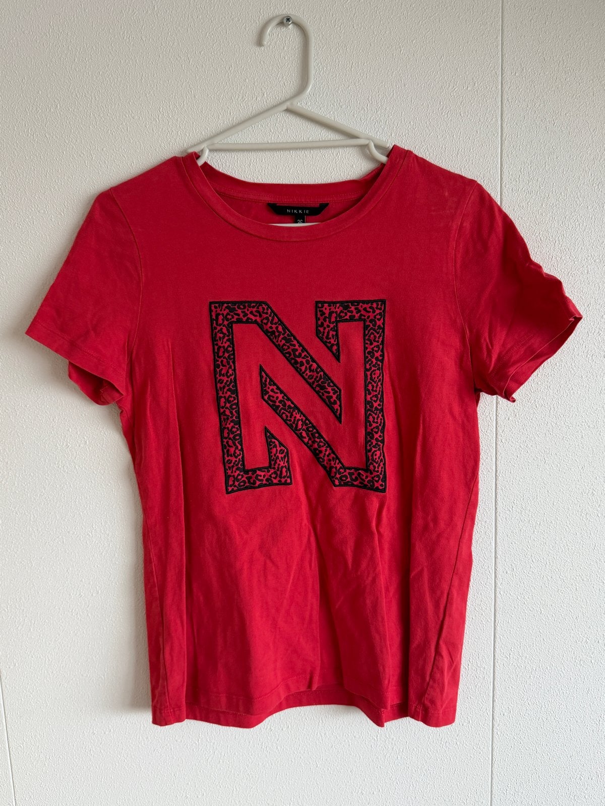 Nikkie T-shirt rood met letter N - Maat 36 (S), Ophalen of Verzenden, Korte mouw, Maat 36 (S), Gedragen