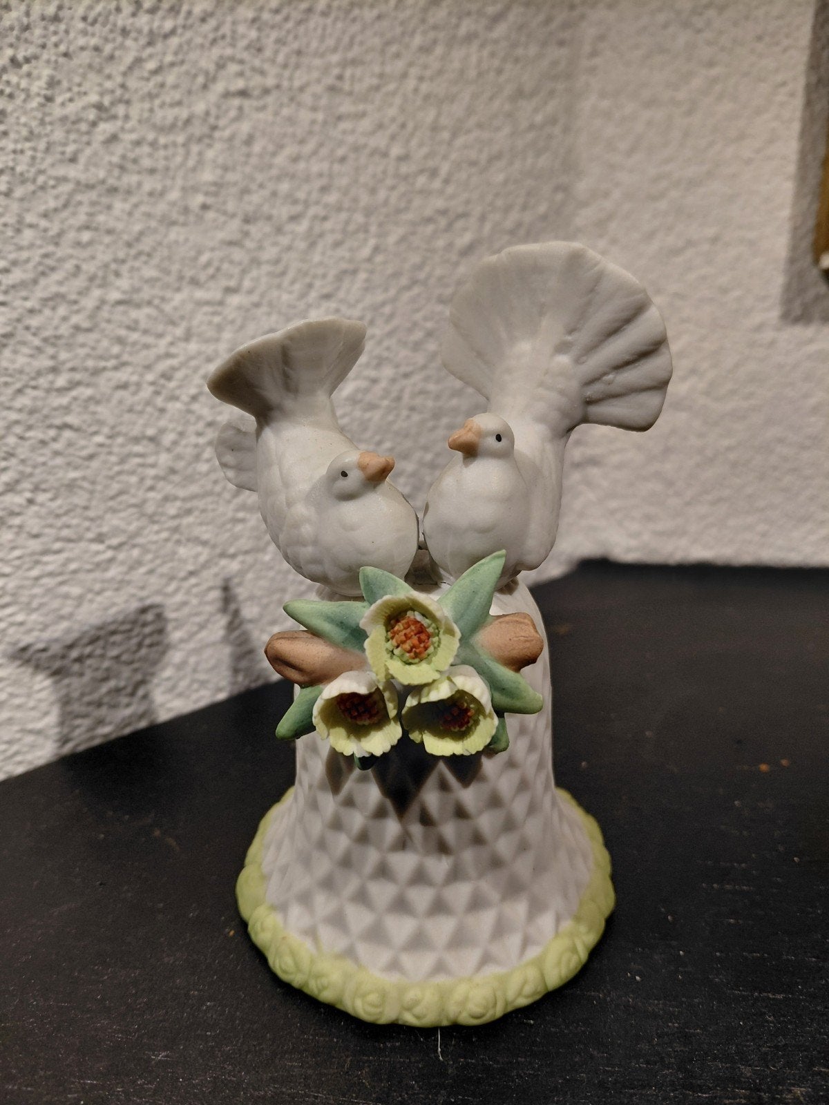Bisque Porseleinen Belletje met Duiven en Bloemen, Ophalen of Verzenden