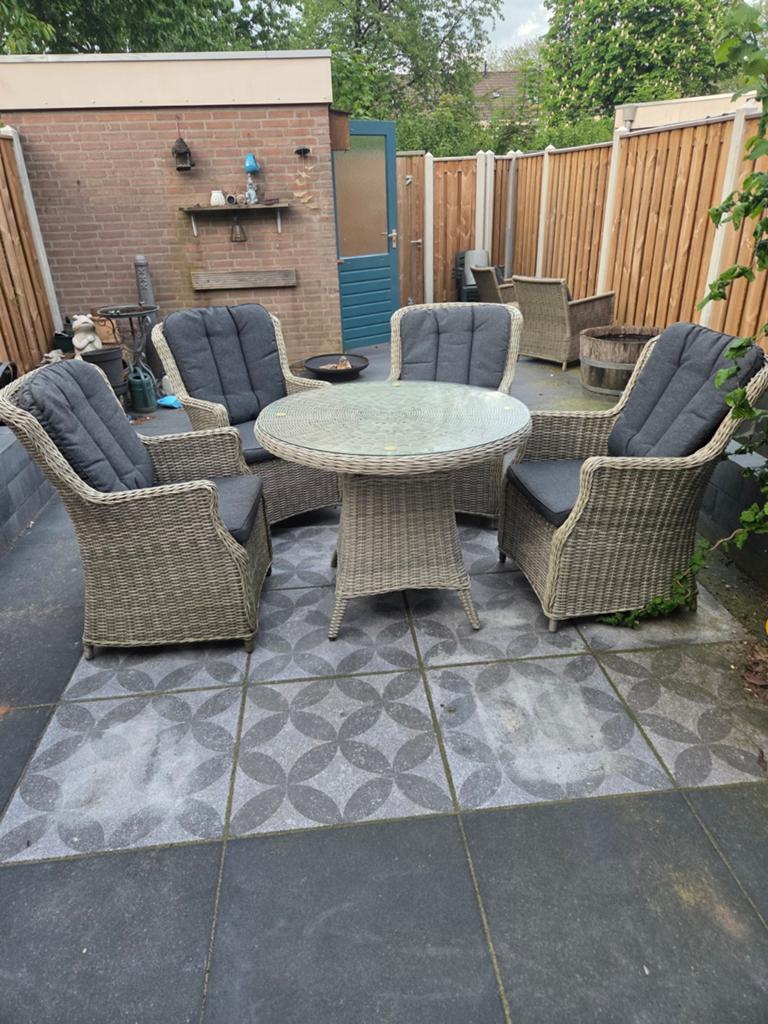 Tuinset met glazen tafel en 4 stoelen van R&E, Tuin en Terras, Tuinsets en Loungesets, Ophalen, 4 zitplaatsen, Gebruikt, Wicker