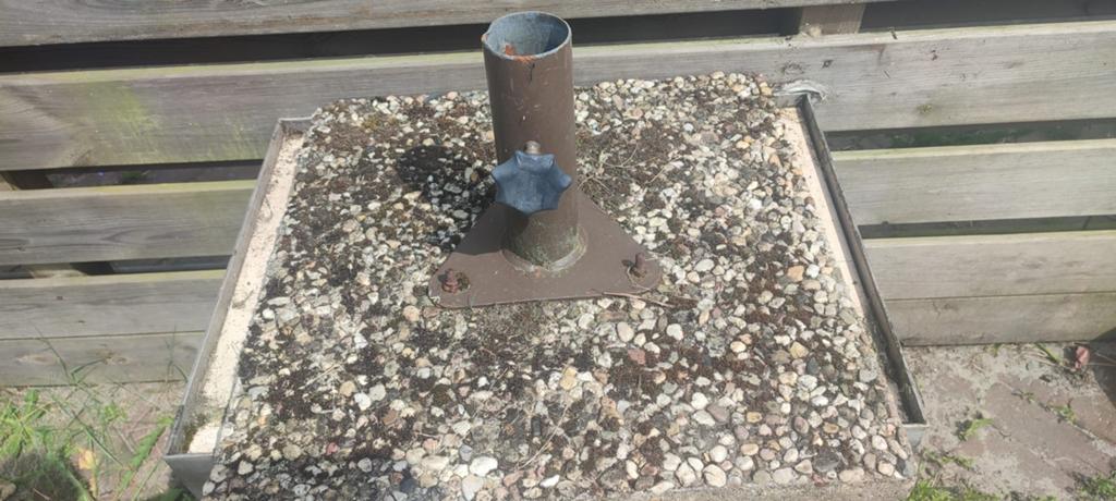 Parasolvoet van beton met metalen houder, Ophalen of Verzenden, Gebruikt, Minder dan 1 meter, Parasolvoet