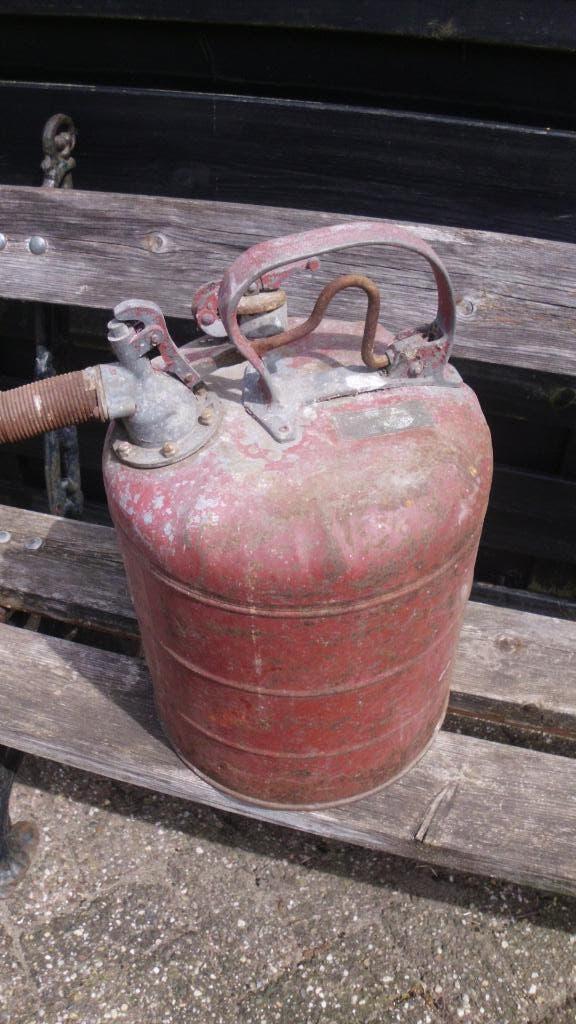 benzine blik wo 2  ????  Duits of Amerikaans/Candees, Ophalen of Verzenden, Landmacht, Nederland, Hulzen of Bodemvondsten