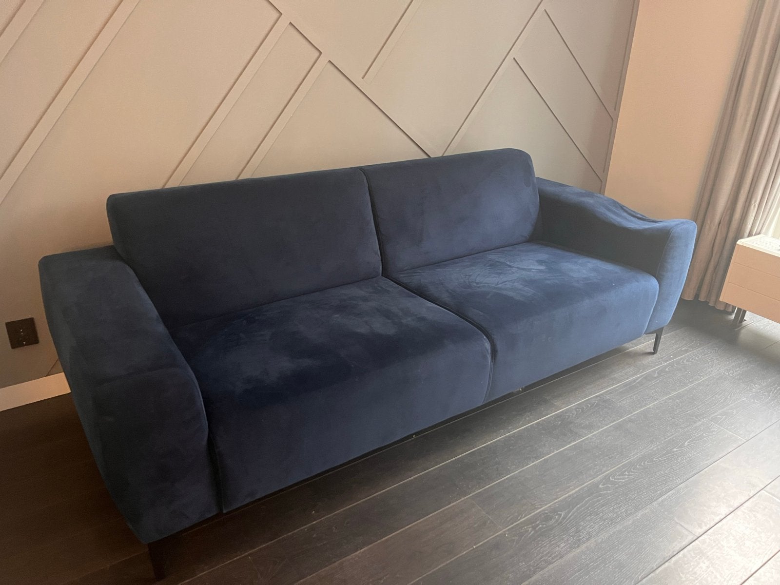 Donkerblauwe tweepersoonsbank - kapot - gratis, Huis en Inrichting, Banken | Bankstellen, Ophalen, Gebruikt, 150 tot 200 cm, Tweepersoons