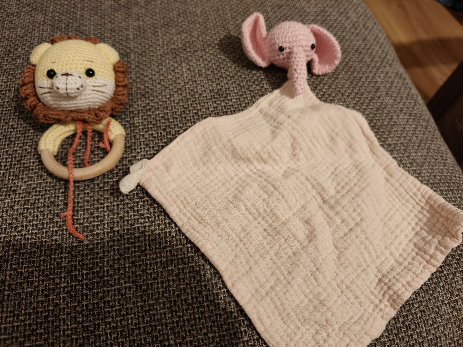 Gehaakte rammelaar leeuw en knuffeldoekje olifant, Ophalen of Verzenden, Zo goed als nieuw, Rammelaar