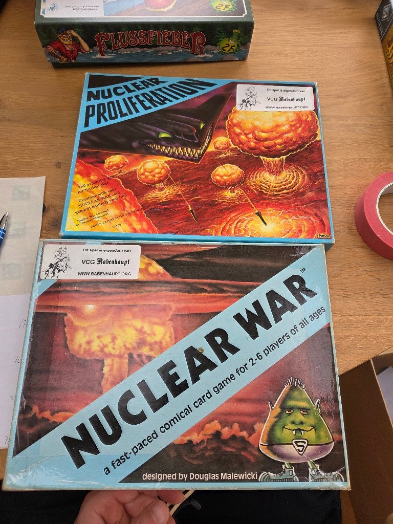 Nuclear War + Nuclear proliferation boardgame, Ophalen of Verzenden, Zo goed als nieuw