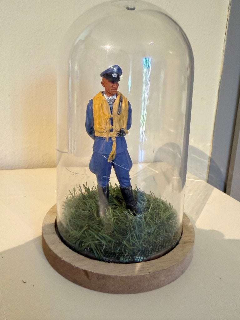 Piloot Figuur in Glazen Stolp - Handgeschilderd, Ophalen of Verzenden, Zo goed als nieuw, Groter dan 1:35, Figuur of Figuren