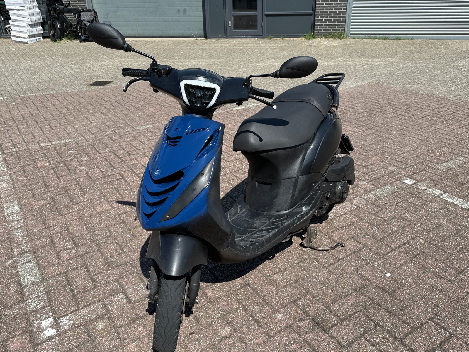Piaggio Zip 50cc 4T 2014 glans zwart/blauw, Fietsen en Brommers, Scooters | Piaggio, Gebruikt, Zip, Maximaal 45 km/u, Benzine