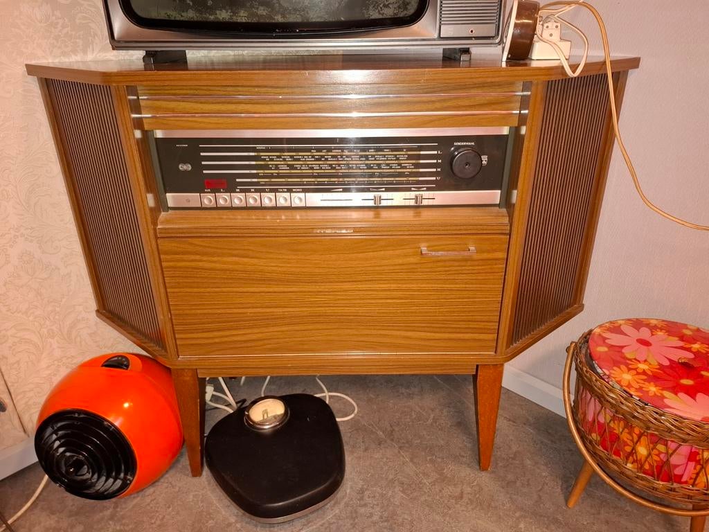 Hoek radiomeubel, Ophalen