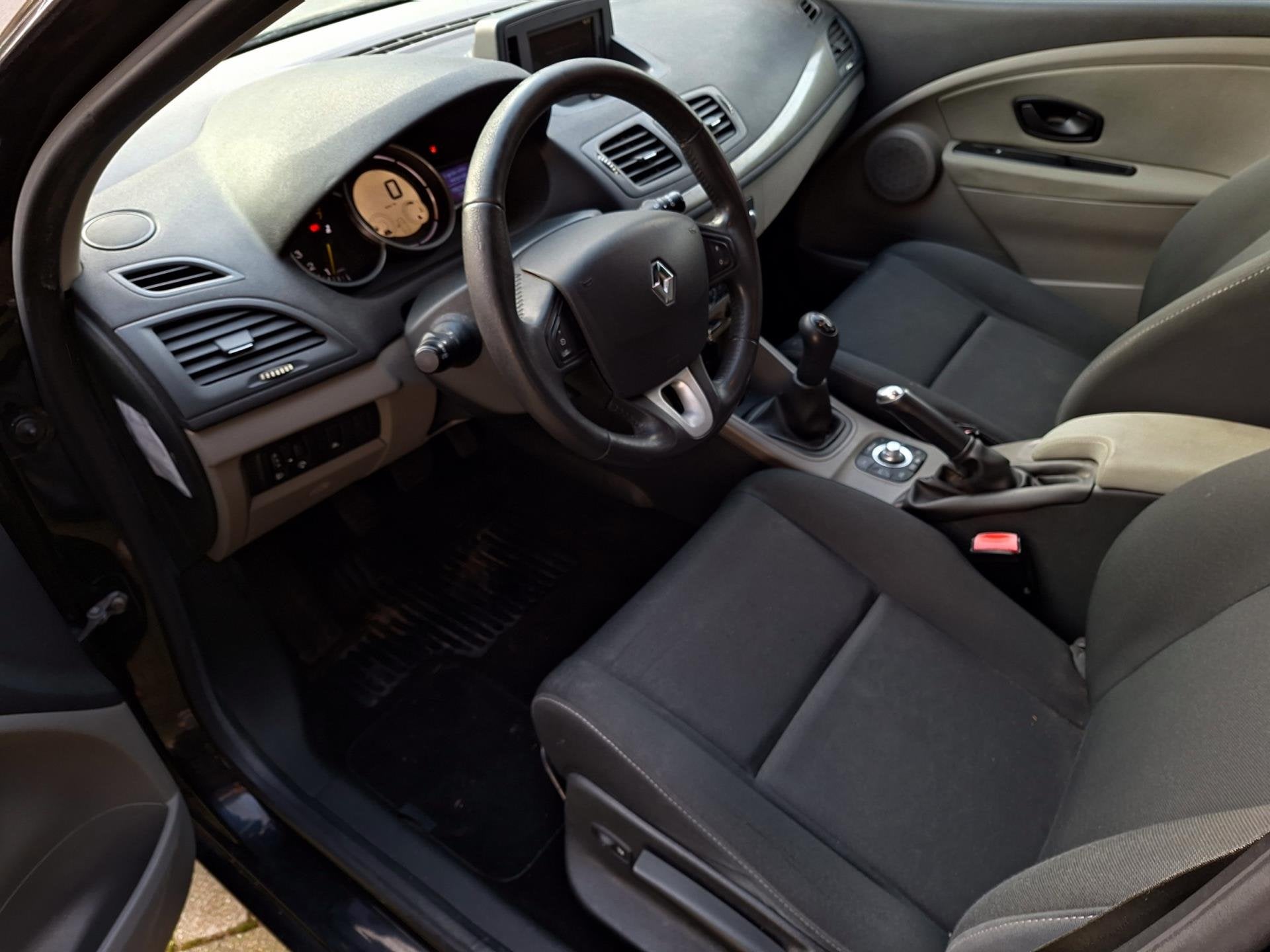 Renault Mégane 1.6 Authentique NIEUWE APK bj. 2012 Airco, Auto's, Renault, Voorwielaandrijving, Euro 5, Gebruikt, Zwart