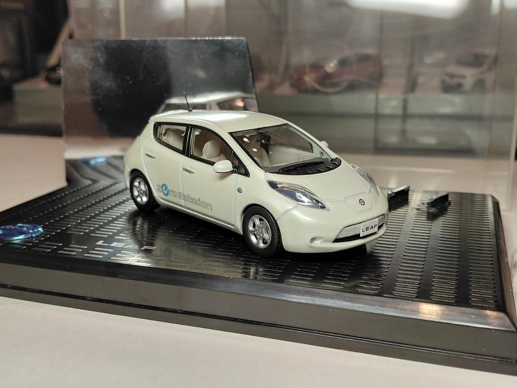 Nissan Leaf Zero Emission I (ZE0) 2010-2017 1/43 Jcollection, Ophalen of Verzenden, Zo goed als nieuw, Auto, Kyosho
