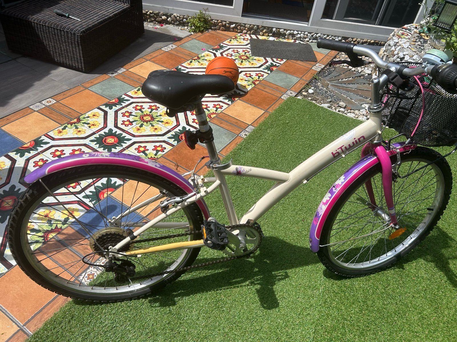 B'Twin kinderfiets 20 inch met mandje en versnellingen, Ophalen of Verzenden, Gebruikt, Velgrem, 16 tot 20 inch