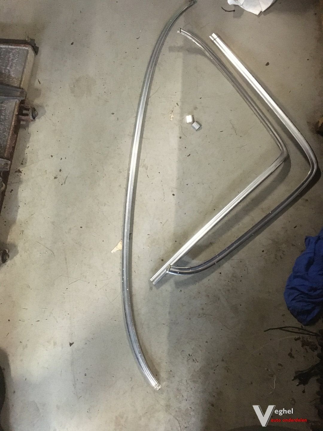 Mercedes W123 sedan  Raamlijst Achter chrome
