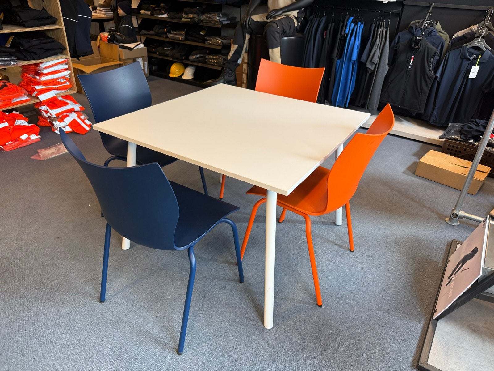Casala kwaliteitsmeubels: Tafel met 4 stoelen, Ophalen, Kunststof, Gebruikt, Overige kleuren
