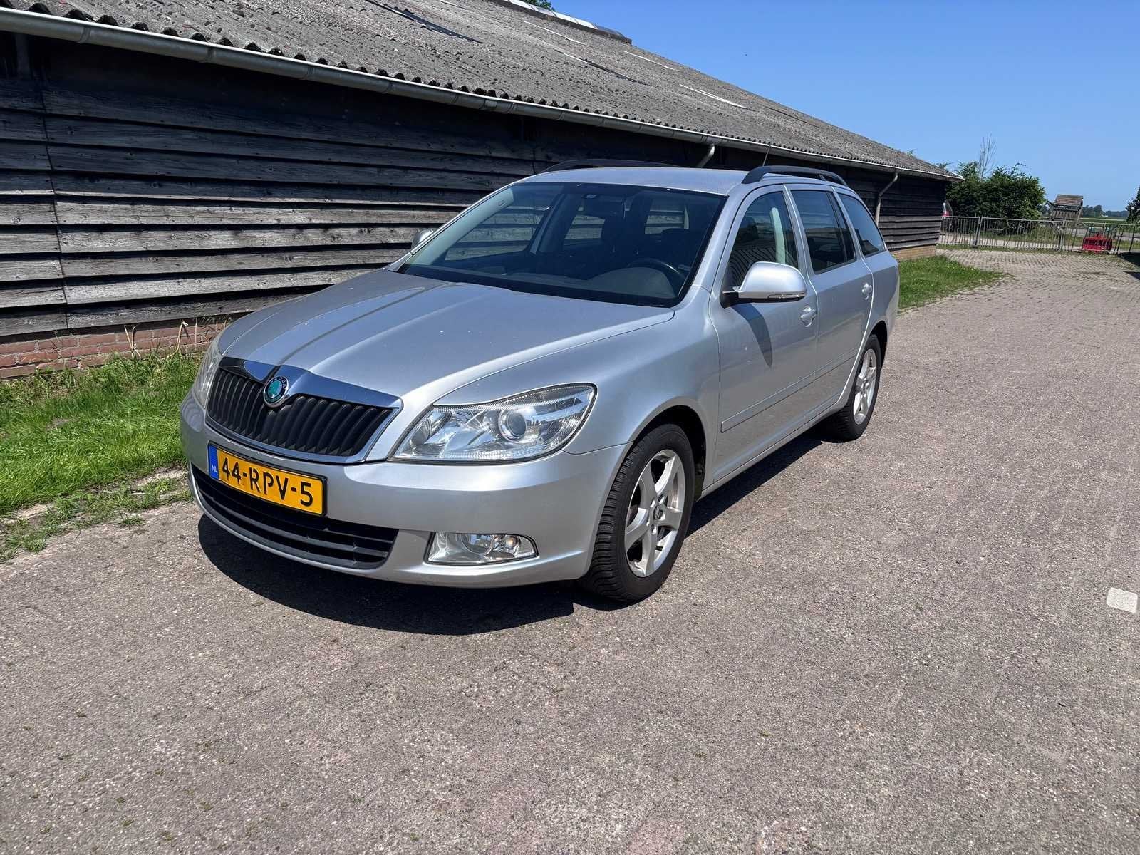 Skoda - 2011 - Octavia Combi - 1.2 TSI Ambition Bns - Person, Auto's, Voorwielaandrijving, Euro 5, Gebruikt, 4 cilinders