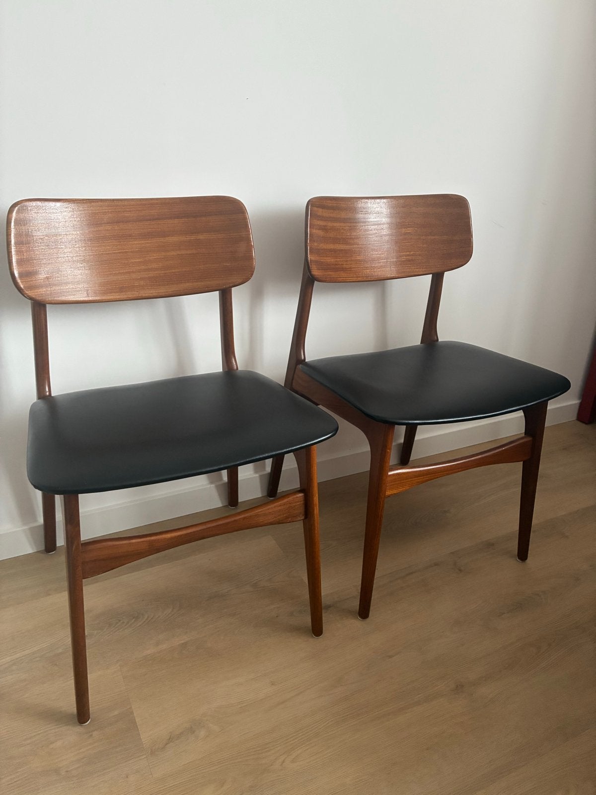 Set van 2 vintage AWA eetkamerstoelen teak en zwart skai, Ophalen