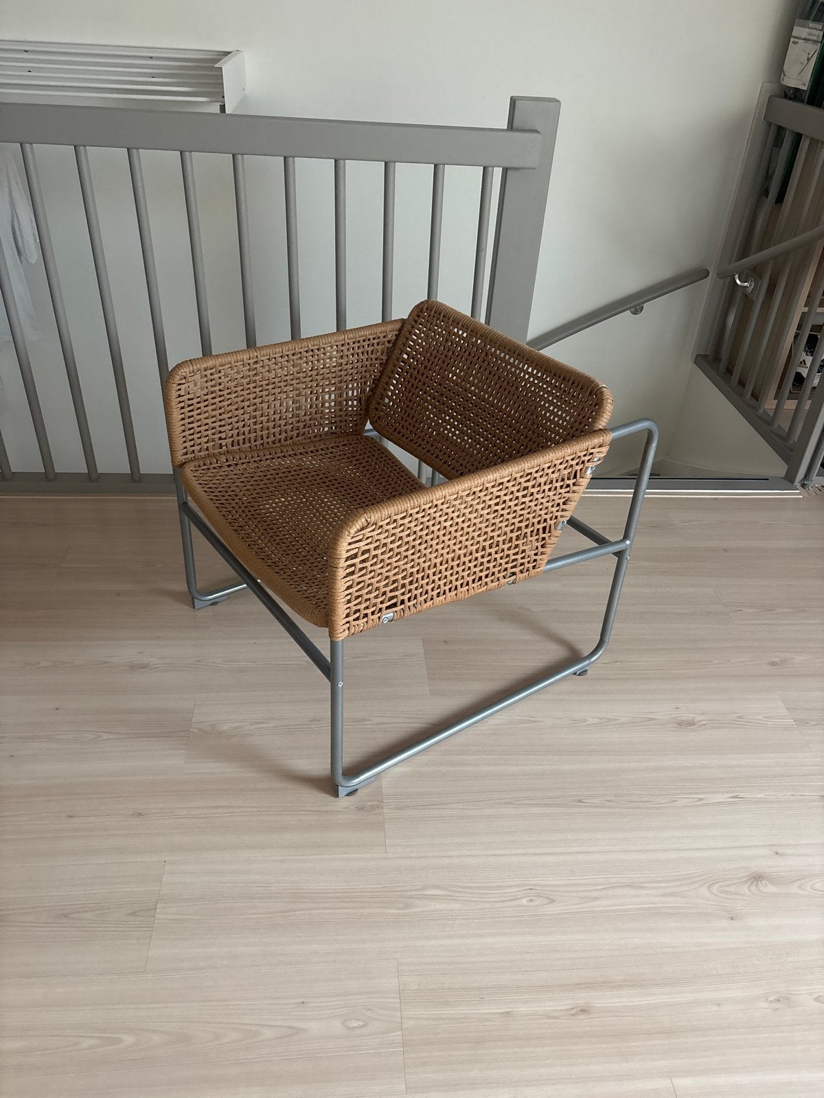 Stijlvolle rotan stoel met metalen frame, Huis en Inrichting, Ophalen, Bruin, Zo goed als nieuw, Metaal