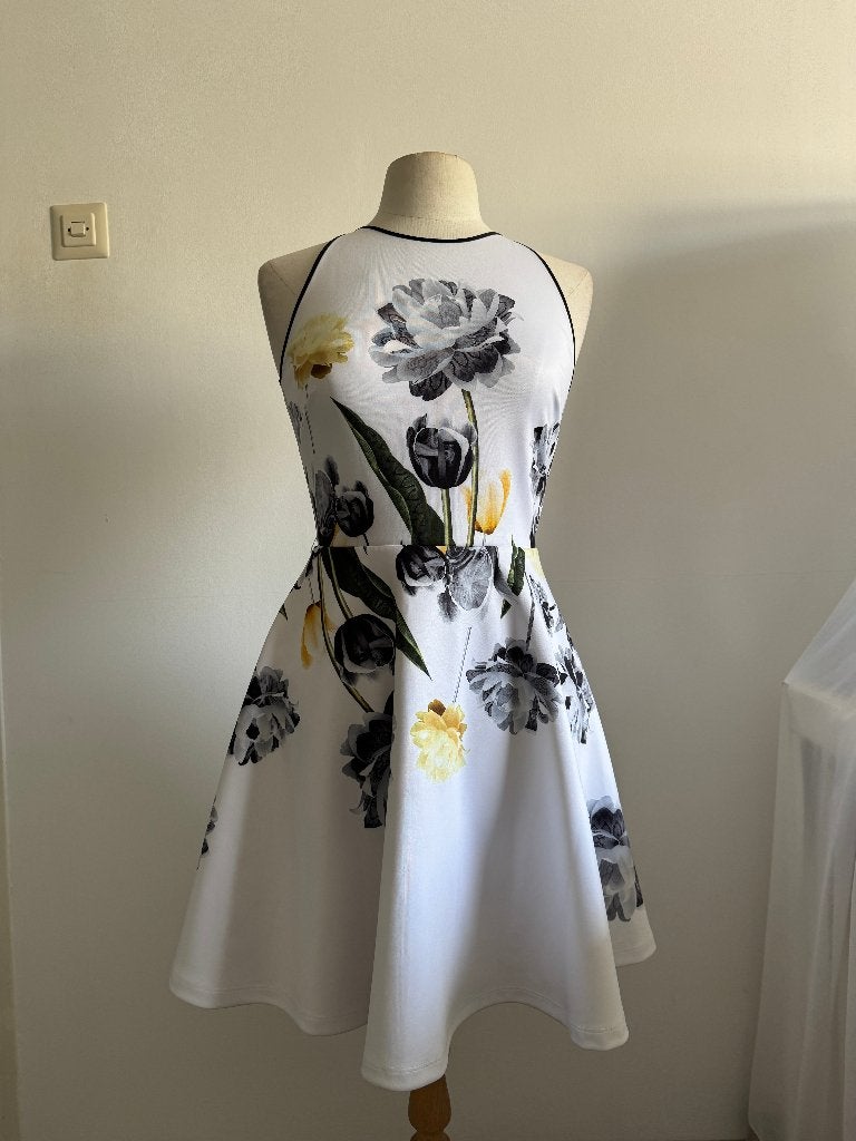 Ted Baker jurk met bloemenprint - Maat 38, Kleding | Dames, Maat 38/40 (M), Wit, Ophalen of Verzenden, Zo goed als nieuw