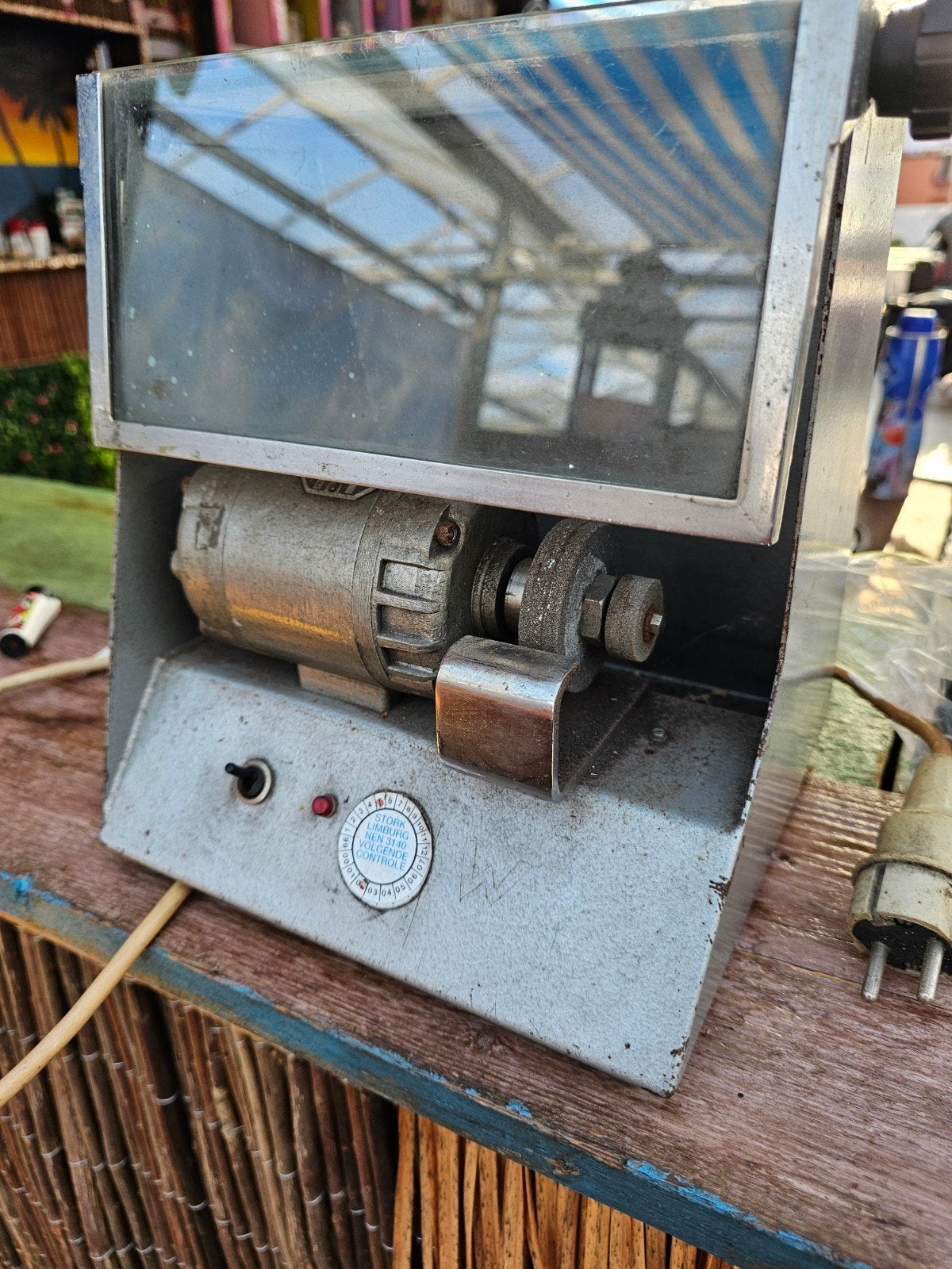 Oude Werkbankslijpmachine met Beschermkap, Ophalen, Gebruikt
