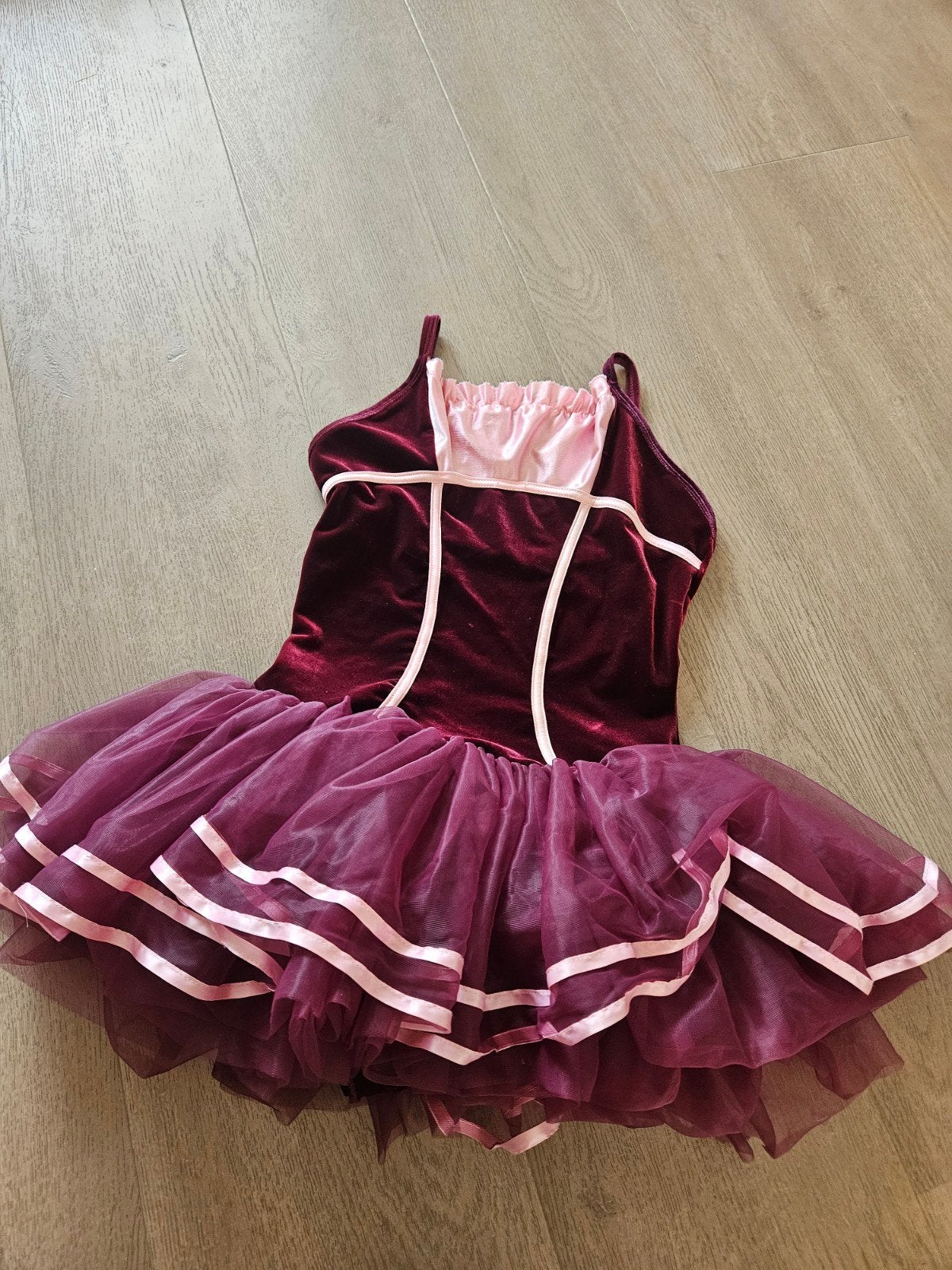 Bourgondisch fluwelen balletpakje met tule rok, Ophalen of Verzenden, Zo goed als nieuw, Boven de knie, Rood