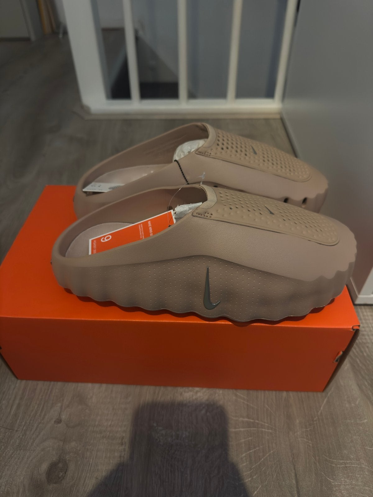 Nike Mind 001 Hemp/Sanddrift 42,5, Kleding | Heren, Slippers, Bruin, Nieuw, Ophalen of Verzenden