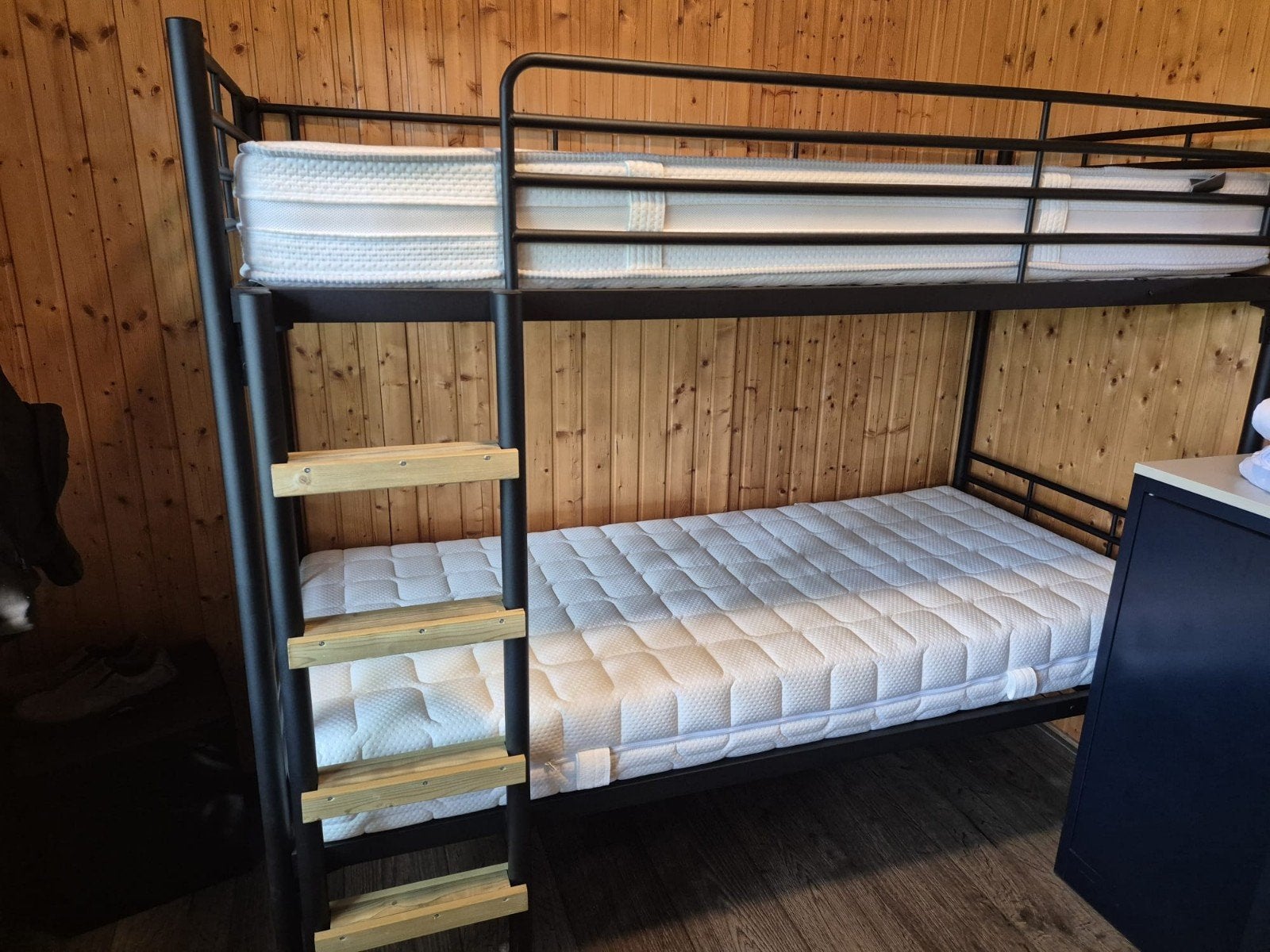 Drie metalen zwarte stapelbedden incl swiss sense matras, Ophalen, 90 cm, Eenpersoons, Zo goed als nieuw