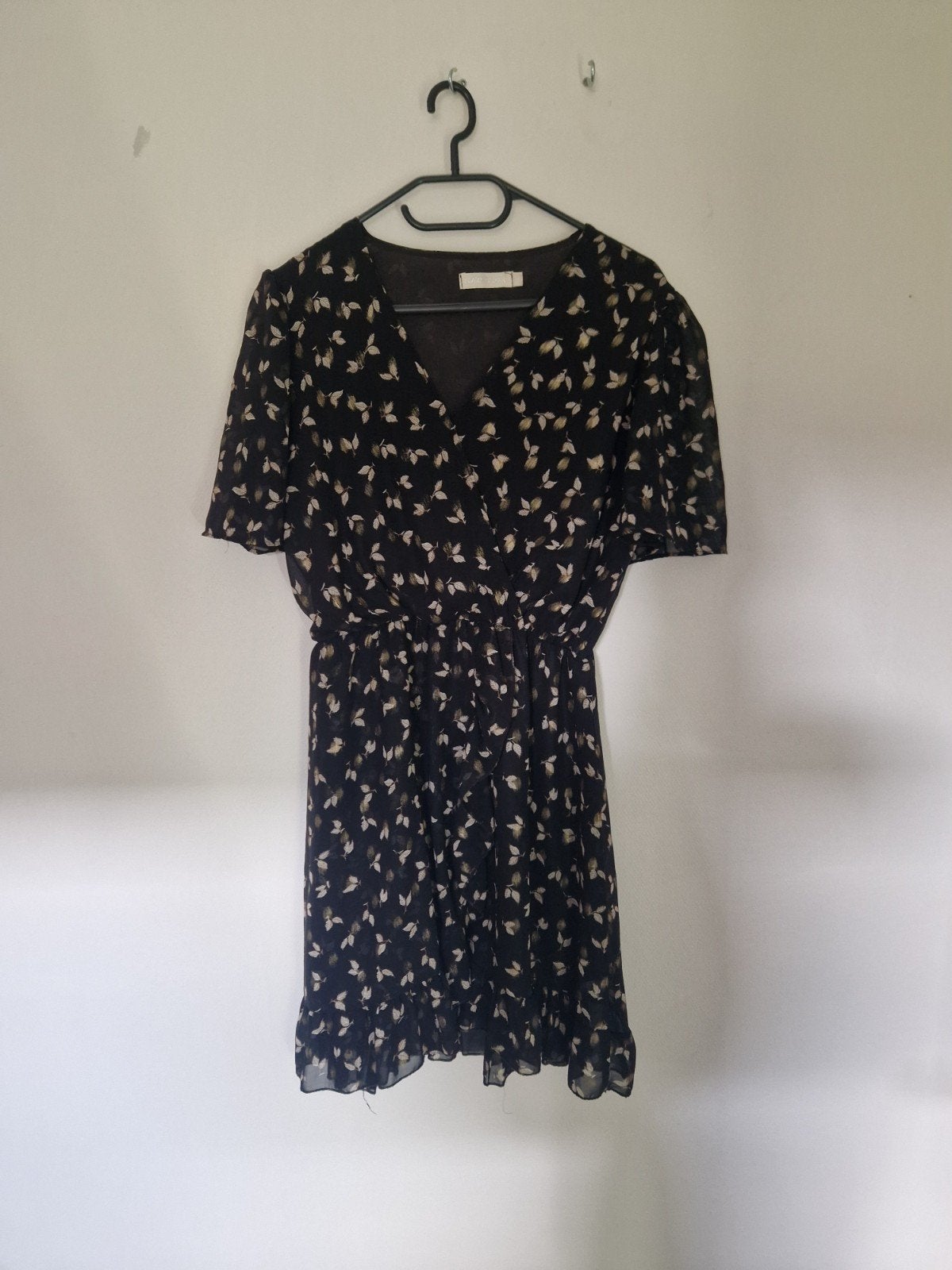 Zwart overslagjurkje met bladprint - Maat L, Kleding | Dames, Jurken, Zwart, Maat 42/44 (L), Zo goed als nieuw, Boven de knie