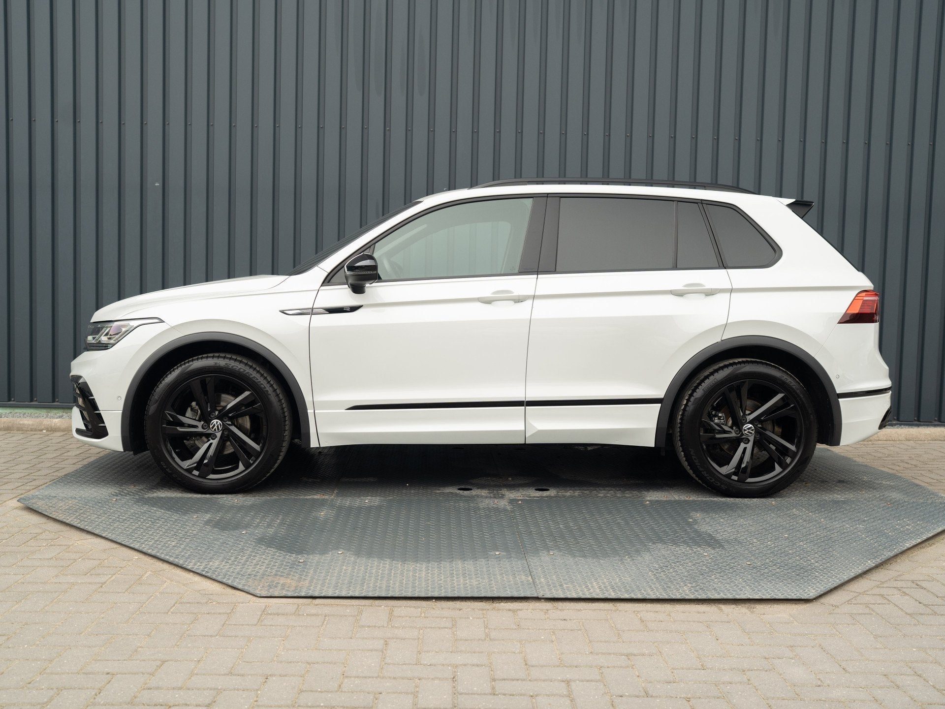 Volkswagen Tiguan 1.5 TSI R-Line Business+ | Trekhaak wegkl., Auto's, Volkswagen, 15 km/l, Euro 6, 4 cilinders, Wit
