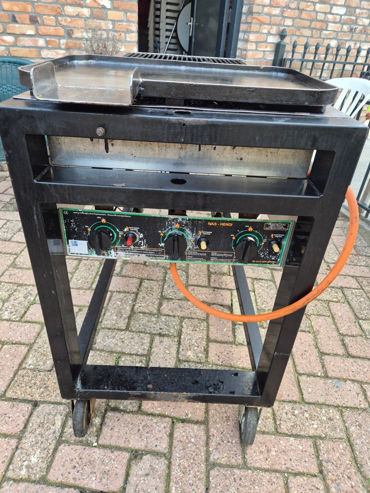 Grote barbecue op wielen met extra bakplaat, Ophalen, Gebruikt